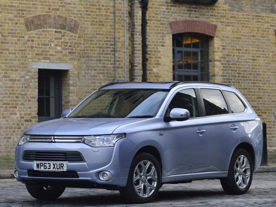  Mitsubishi Outlander PHEV 2014 года  (UK) (фото 13 из 19)
